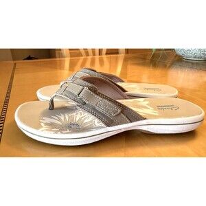 Clarks Cloud Steppers Women's Size 8 Bone Beige Flip Flops Sandals Shoes EUC !
